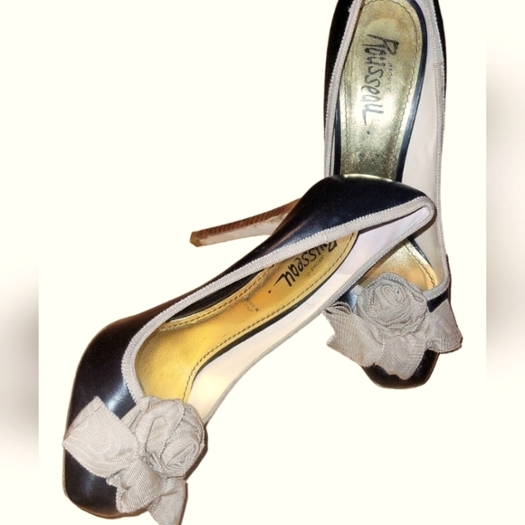 Jerome C. Rousseau Black/Cream Lining Cream Rose Applique Stiletto Heels Sz 39 - Picture 6 of 9